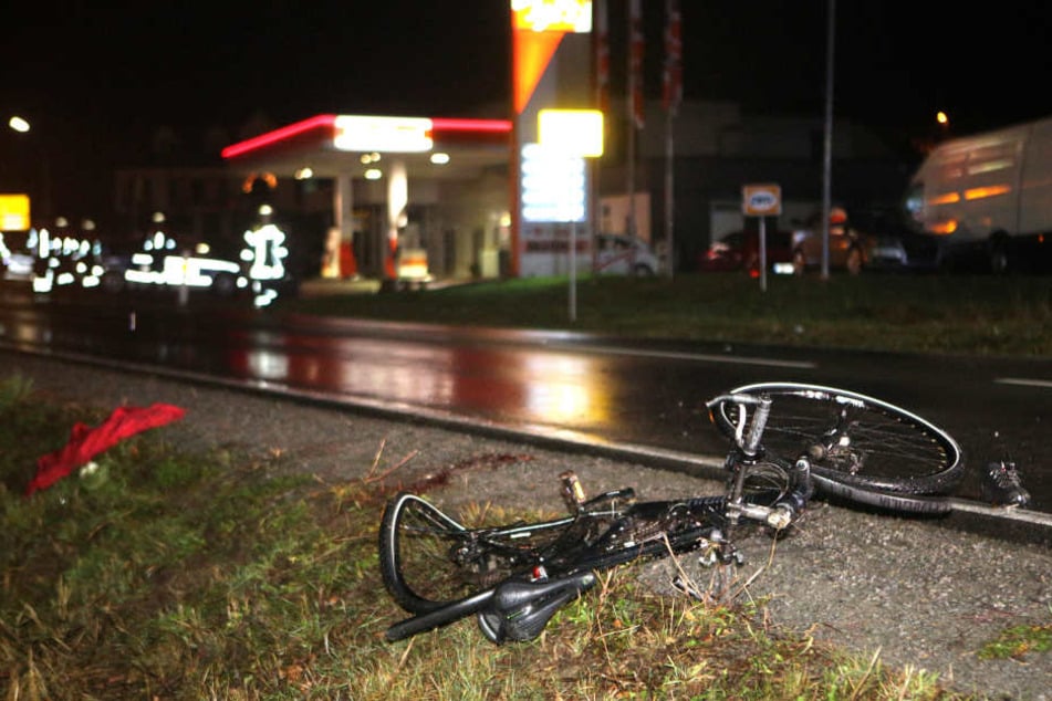Das Fahrrad des Verstorbenen liegt stark beschädigt neben der Fahrbahn.