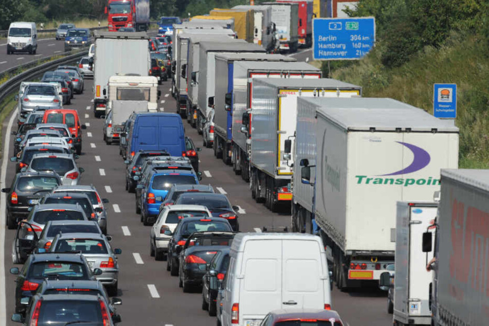 Die A44 musste voll gesperrt werden, nachdem es einen Unfall zwischen zwei Lkw gegeben hatte. (Symbolbild)