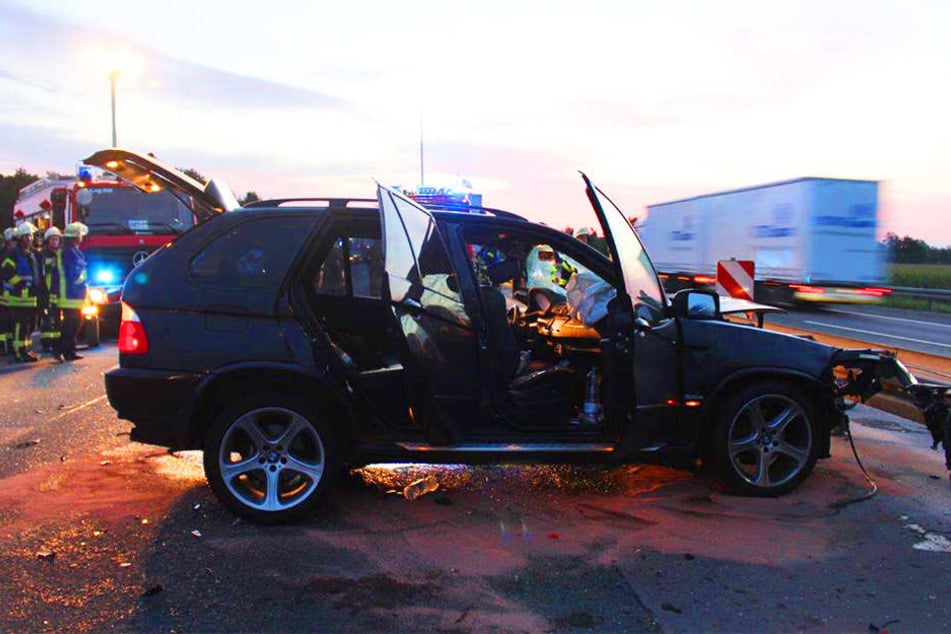 Der BMW fuhr auf einen Lkw auf.