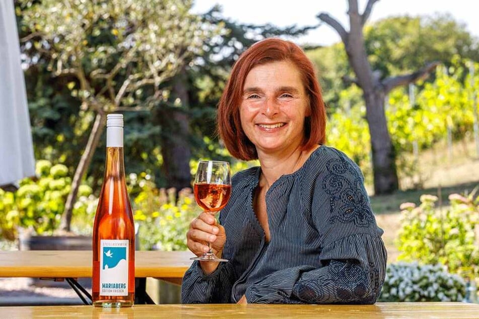 Weingut-Chefin Anja Fritz (47) mit Sachsens erstem "Friedenswein".