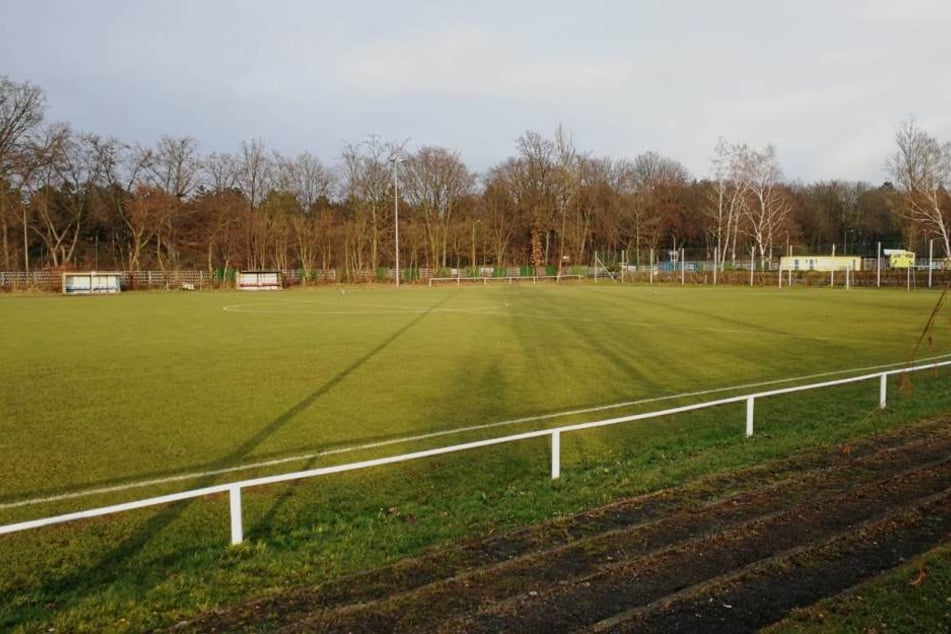 Dieser Platz neben dem Bruno-Plache-Stadion soll zum Kunstrasenplatz umgebaut werden. Es fehlen aber noch rund 40.000 Euro für dieses Vorhaben.