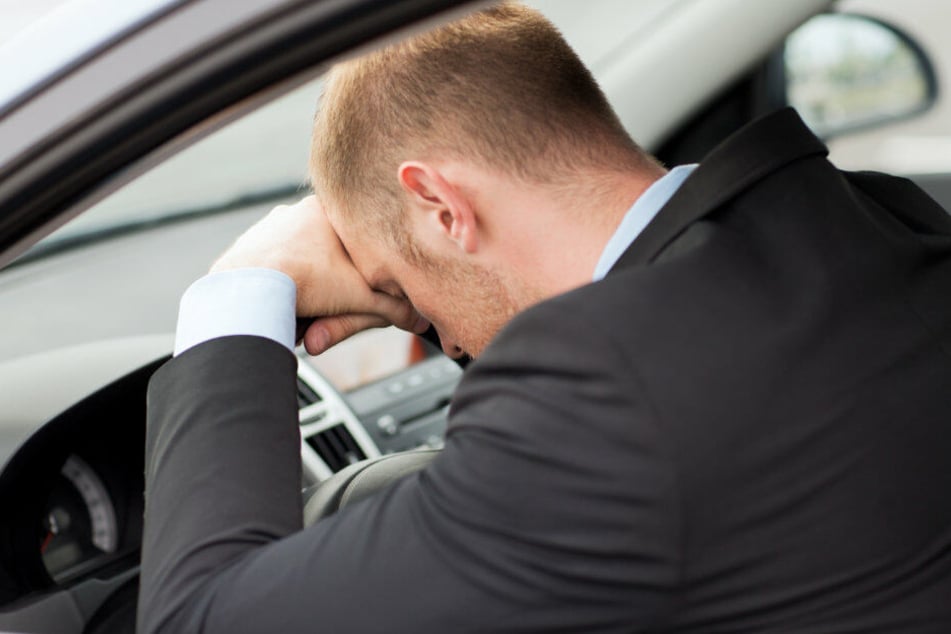 Weil ein 58-jähriger Familienvater am Steuer einschlief, kam es zu einem schweren Unfall. Symbolbild.