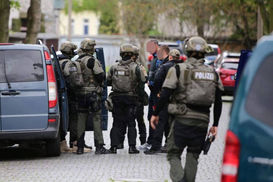Mit einem Großaufgebot sucht die Polizei in Leutzsch nach dem mutmaßlichen Waffenträger.