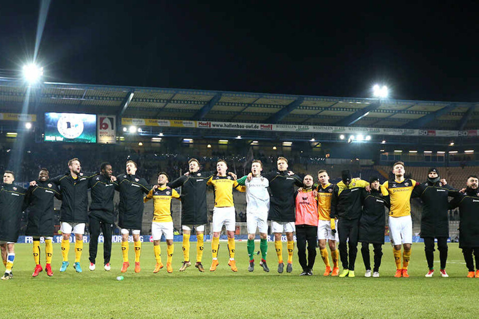 Schwarz-gelbe Party auf der Alm: Die Dynamos feierten mit dem 3:2 in Bielefeld ihren ersten Auswärtssieg im Fußballjahr 2018. Drei Punkte, die der Mannschaft im Abstiegskampf unheimlich gut tun.