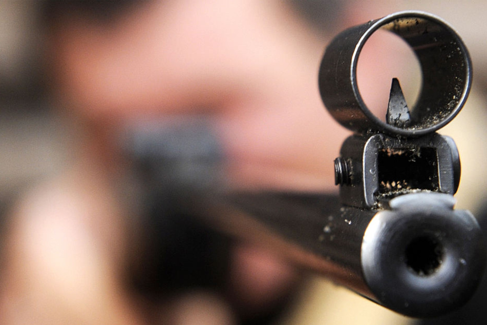 Der Rentner legte mit seinem Gewehr an und schoss drei Mal (Symbolbild).