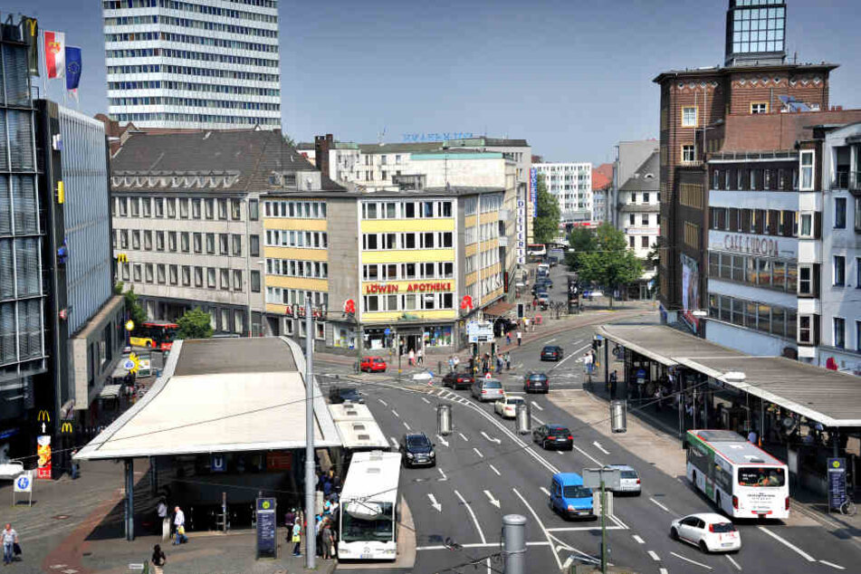 In einem Schnellrestaurant am Jahnplatz erhielt ein 23-jähriger Schläge, weil er zuvor eine Zigarette verweigert hatte.