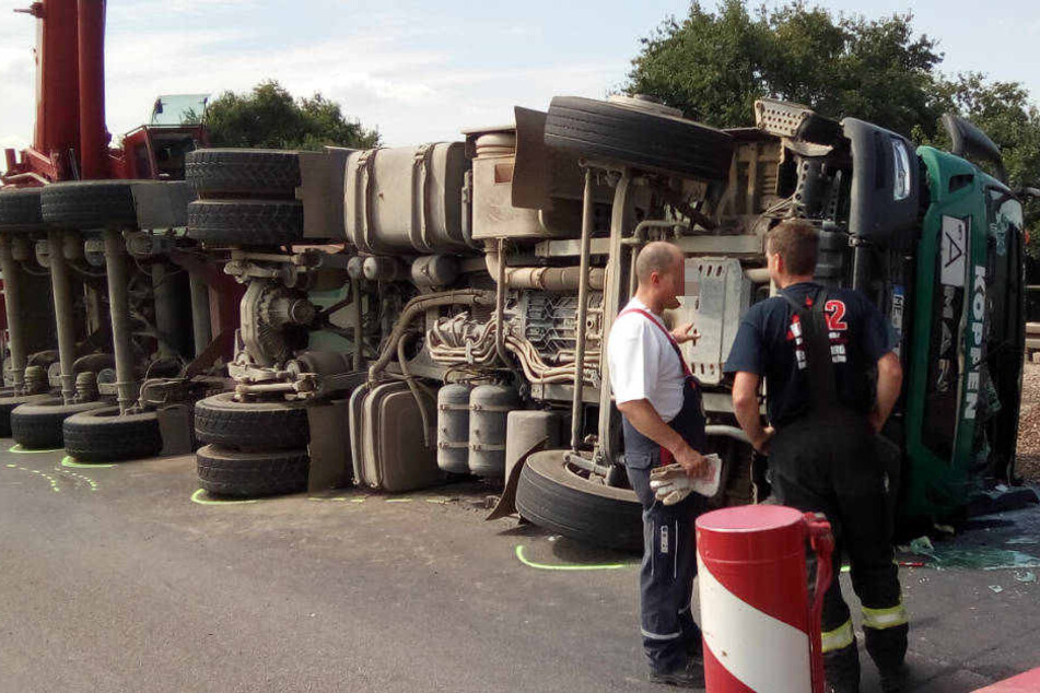 Infolge des Unfalls müssen beide Fahrbahnrichtungen vom Kies befreit werden.