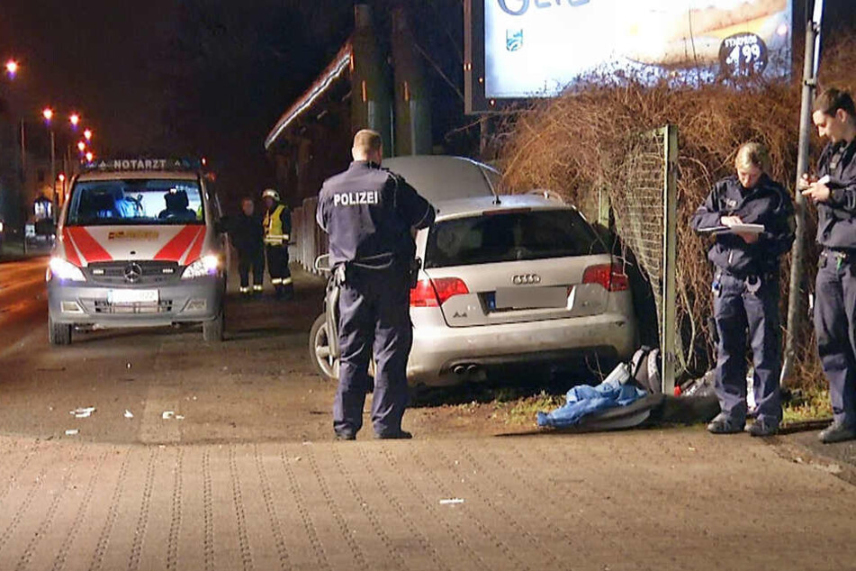 Der Audi krachte nach dem Unfall mit voller Wucht in den Zaun.