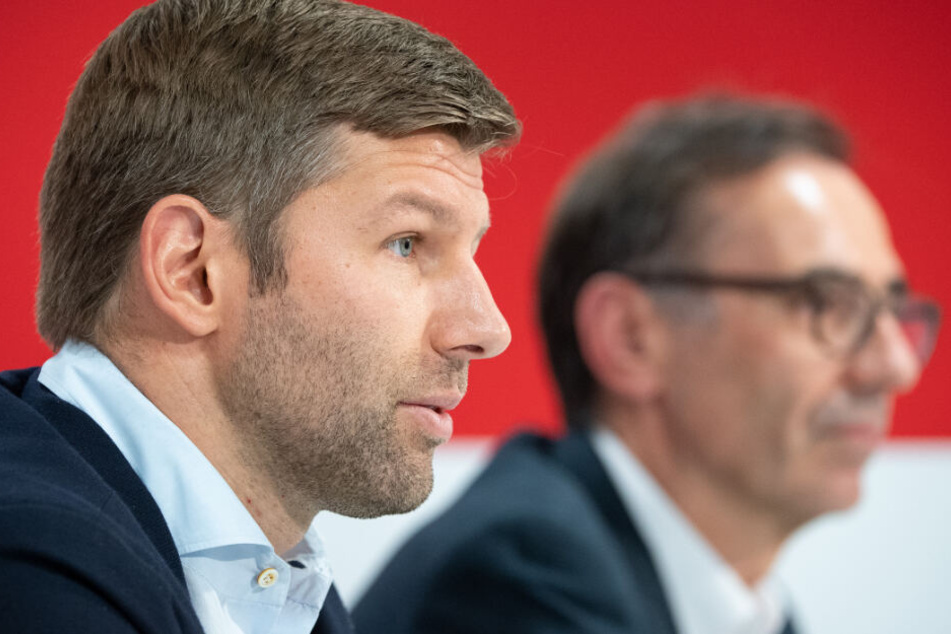 Thomas Hitzlsperger (l), neuer Vorstandsvorsitzender des VfB Stuttgart, spricht während einer Pressekonferenz. Neben ihm sitzt Bernd Gaiser, Aufsichtsratschef des VfB.