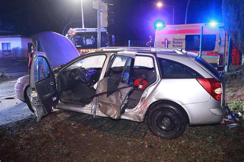 Der Renault wurde schwer beschädigt.