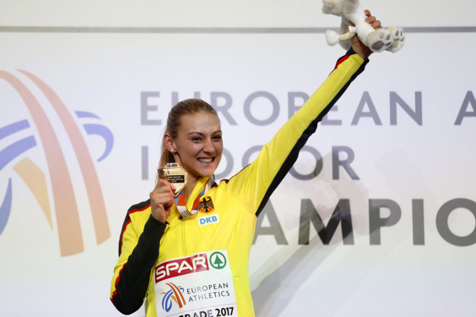 Kristin Gierisch aus Deutschland freut sich bei der Siegerehrung über Gold im Dreisprung.