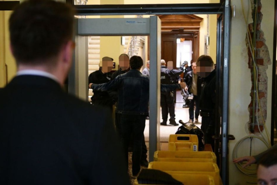 Besucher des Prozesses mussten durch zwei Sicherheitsschleusen.