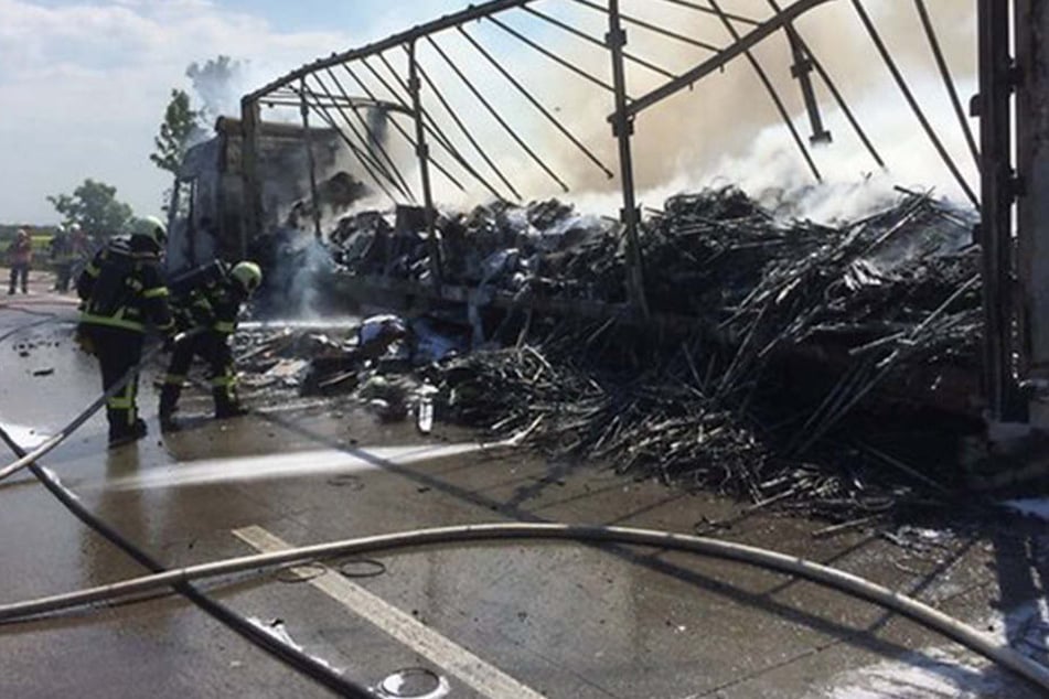 Einsatzkräfte der Feuerwehr sind derzeit noch immer mit den Löscharbeiten beschäftigt.