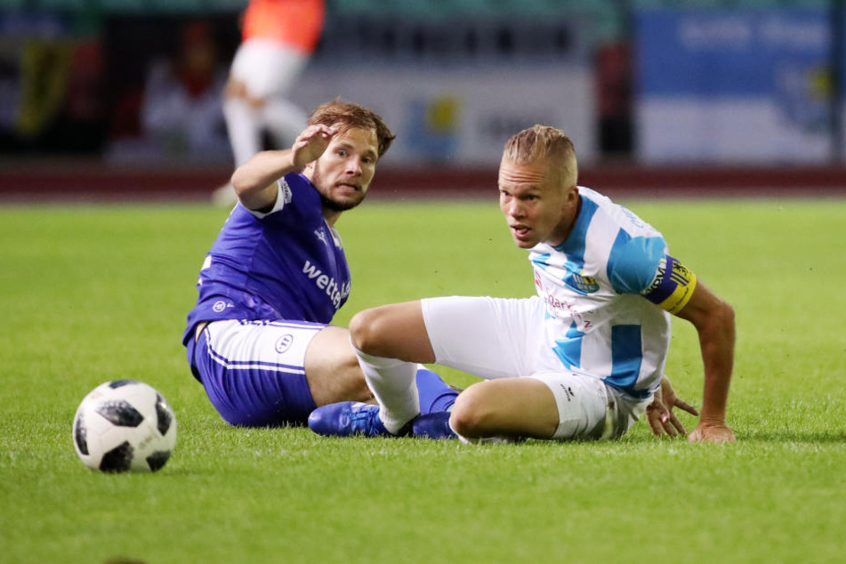 Dennis Grote sah mehr Licht als Schatten beim 2:1 gegen Altglienicke. Der Kapitän brachte den CFC mit einem sicher verwandelten Foulelfmeter nach elf Minuten auf die Siegerstraße. Links Benjamin Förster, der ebenfalls vom Punkt auf 1:2 verkürzte.