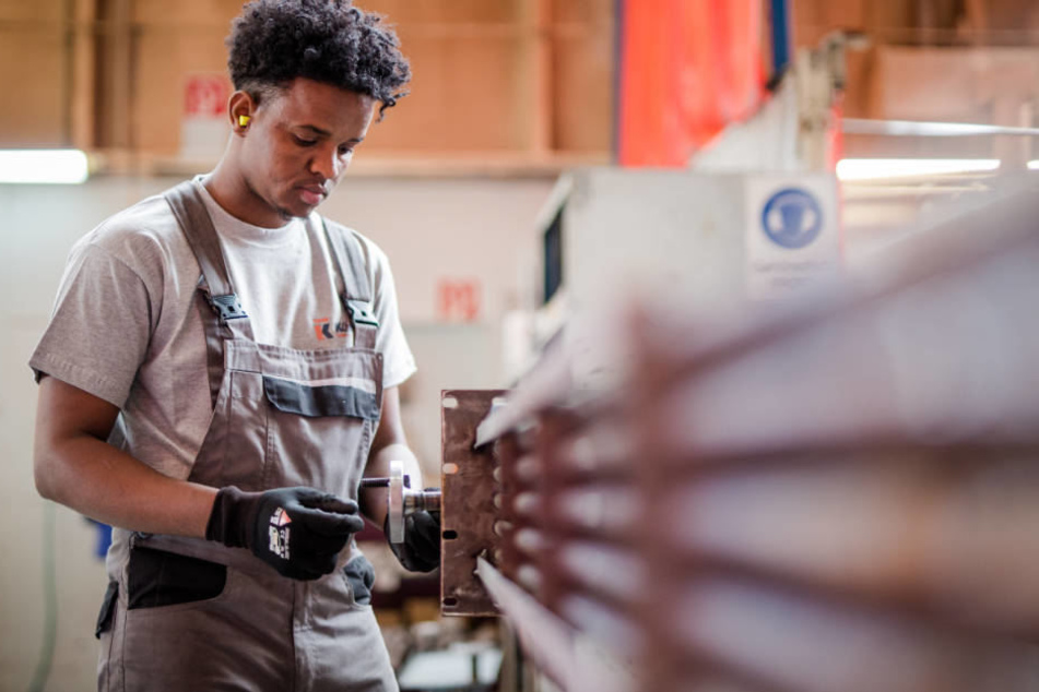 Fast 3400 Flüchtlinge begannen im vergangenen Jahr eine Ausbildung.