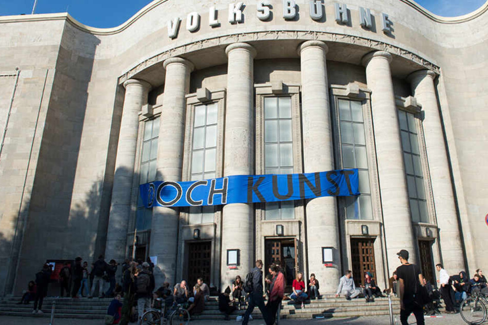 "Doch Kunst" steht am Freitag in Berlin auf dem Transparent an der Volksbühne.