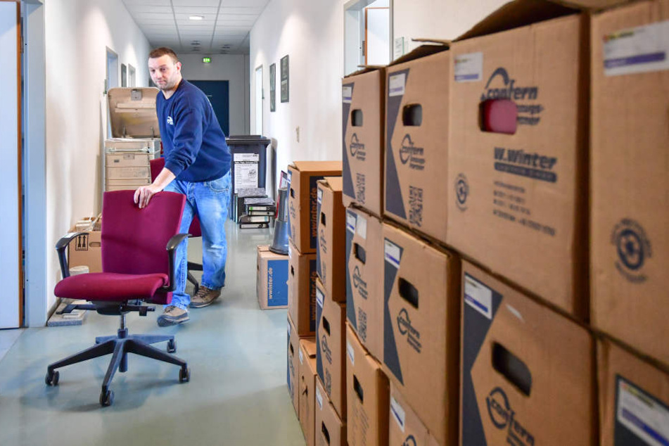 Mitarbeiter der Umzugsfirma müssen Hunderte Stühle abtransportieren.