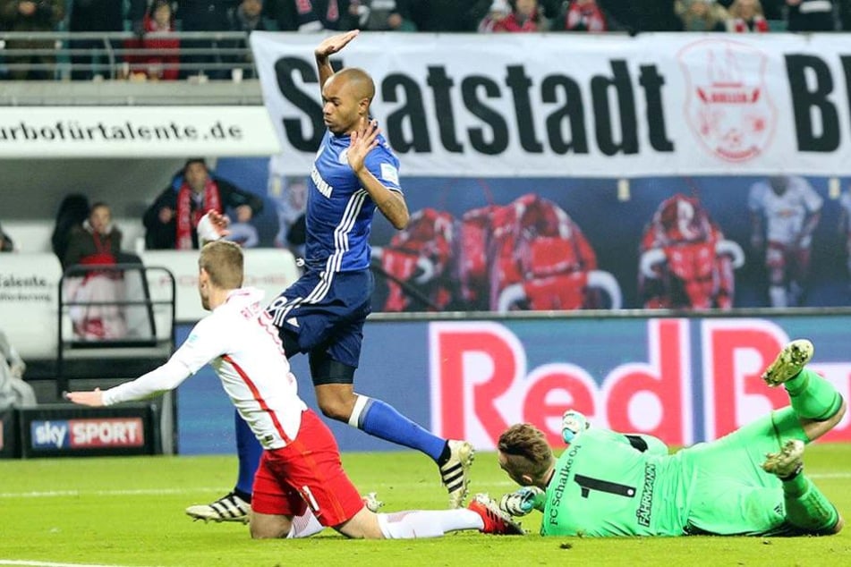Diese Szene zog den Zorn der Fans auf sich. Werner fiel gegen Schalke ohne jede Gegnerberührung.