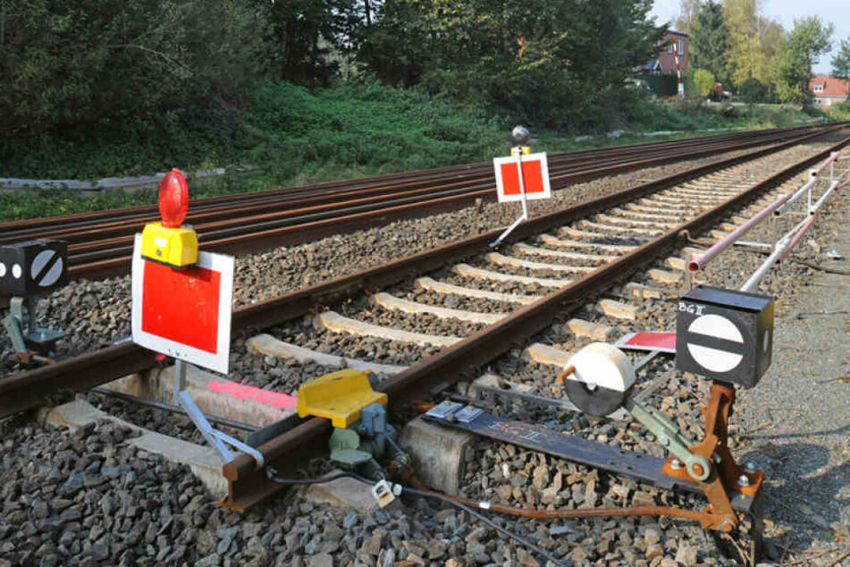 Die Polizei hat Ermittlungen wegen gefährlichen Eingriffs in den Bahnverkehr eingeleitet. (Symbolbild)