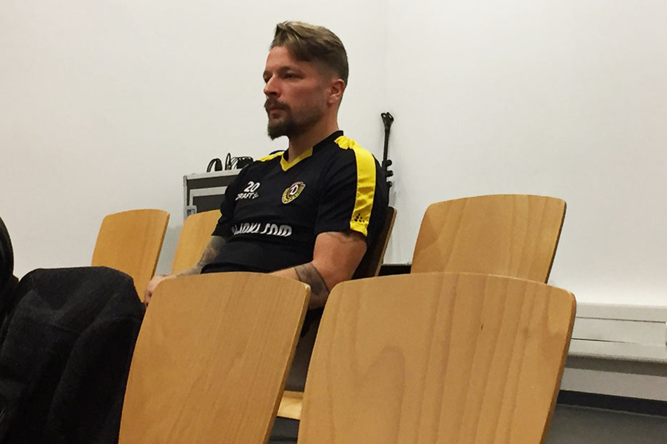 Dynamos Mittelfeldspieler Patrick Ebert schlich sich auf die Pressekonferenz und löcherte Mitspieler Jannis Nikolaou mit einer Frage.