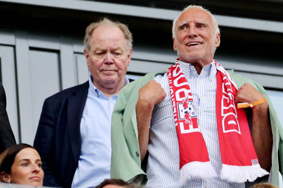 Red Bull, hier Firmenchef Dietrich Mateschitz (r.), hat RB Leipzig mittlerweile rund 83 Millionen Euro geliehen.