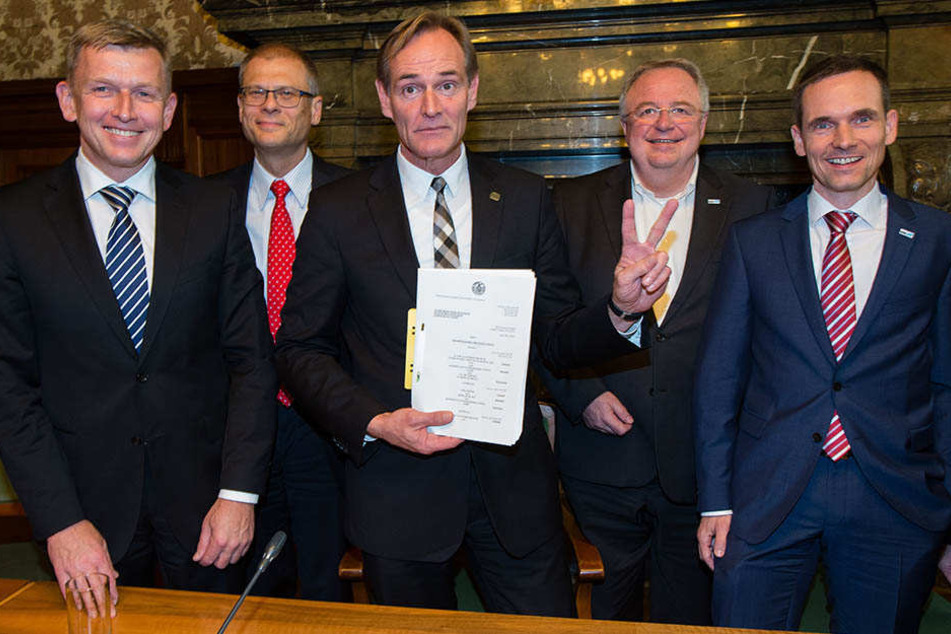 LVV-Geschäftsführer Volkmar Müller, Norbert Menke (Sprecher der LVV), OB Jung, Michael M. Theis und Ulrich Meyer (beide KWL) 2014 in Siegerpose.