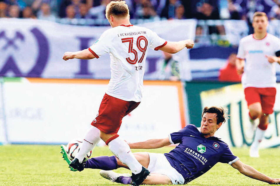 Vor zwei Jahren stand Clemens
Fandrich (am Boden)
beim 0:0 gegen Kaiserslautern
noch auf dem Platz.
Hier angelt er sich das
Leder gegen Jean Zimmer