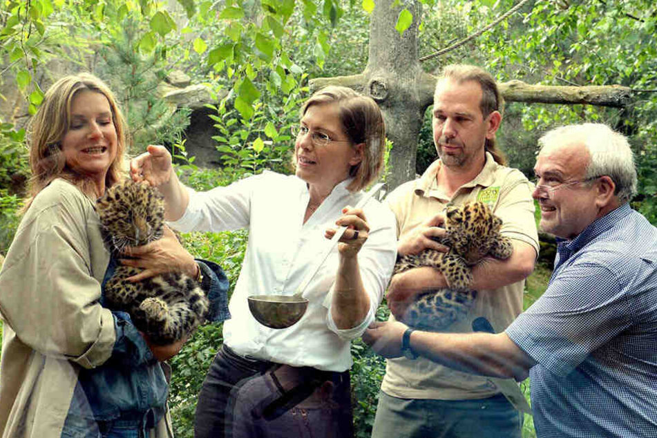 Sängerin Kim Fisher mit ihrem Paten"kind" Zivon, Kulturbürgermeisterin Jennike, Tierpfleger Thomas Günther mit Akeno und Zoo-Direktor Jörg Junhold.