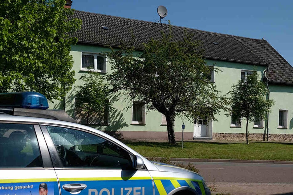 Das Haus in Brachstedt wurde von den Ermittlern versiegelt. Nach ersten Ermittlungen schoss der Ehemann wohl auf seine Frau.