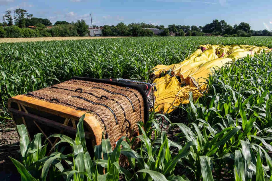 Mitten auf einem Feld stürzte der Ballon ab.