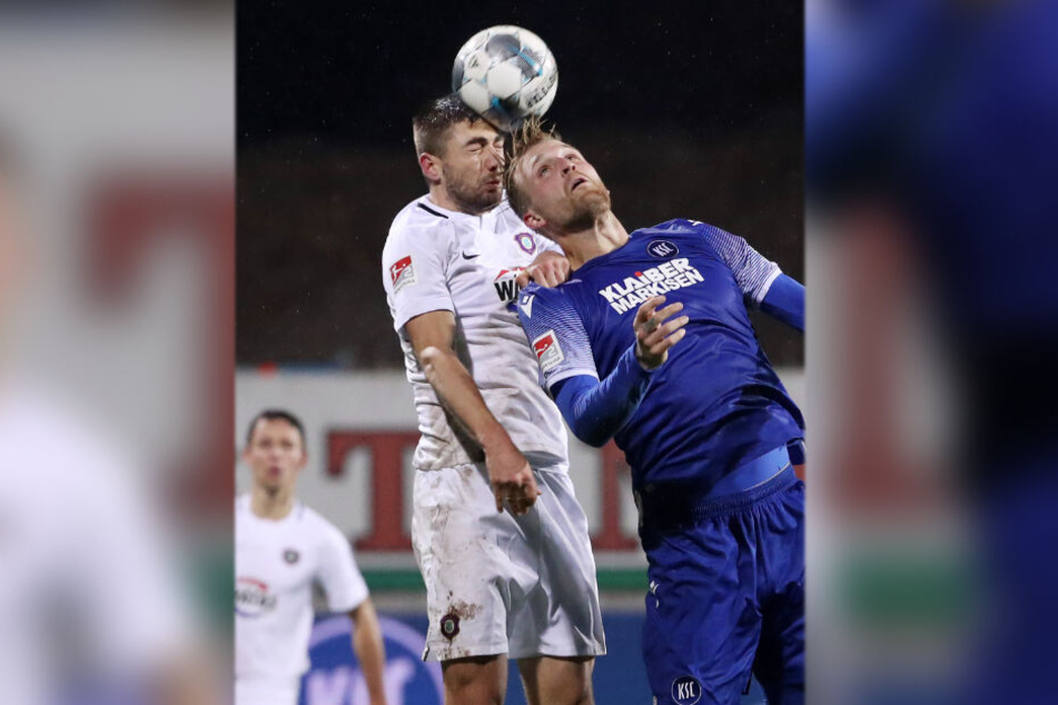 Keine Angst vor großen Gegnern: FCE-Kicker Marko Mihojevic (l.) im Kopfballduell mit dem Karlsruher Philipp Hofmann.