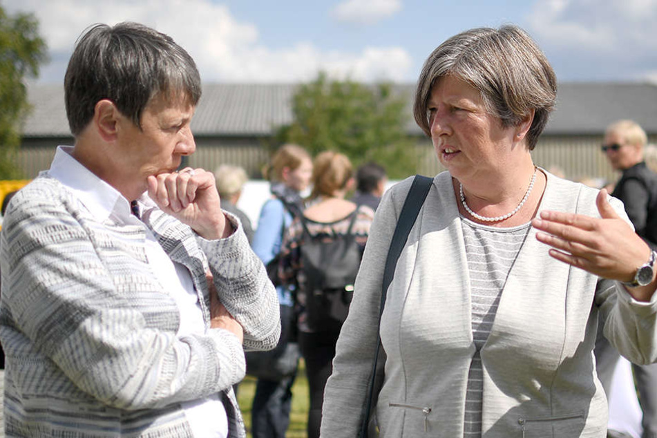 Bundesbauministerin Barbara Hendricks (SPD) (l) und Stadtentwicklungssenatorin Katrin Lompscher (Linke) unterhalten sich über das Projekt "Tower THF".