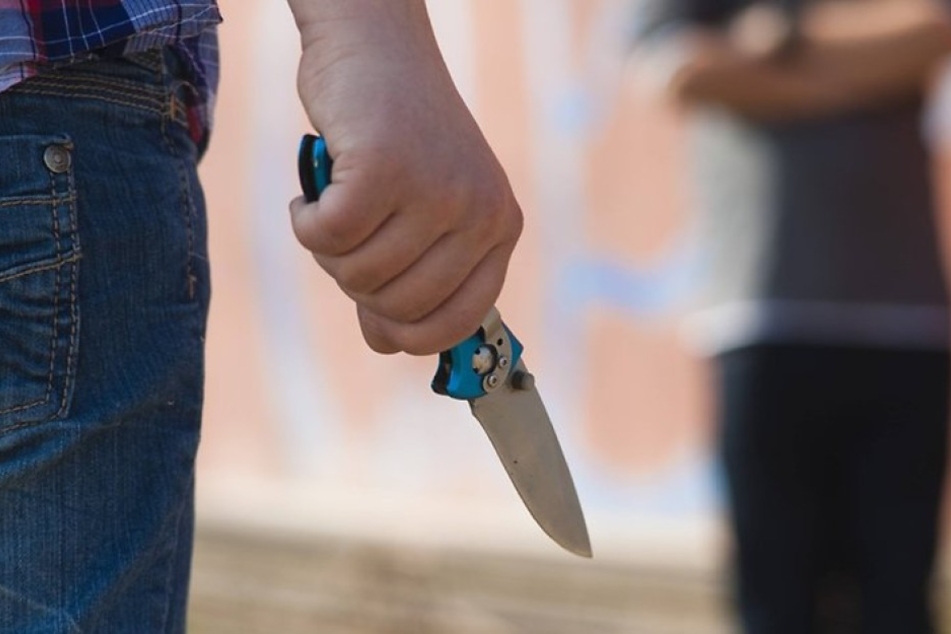 Die Männer bedrohten ihre Opfer mit einem Messer (Symbolbild).