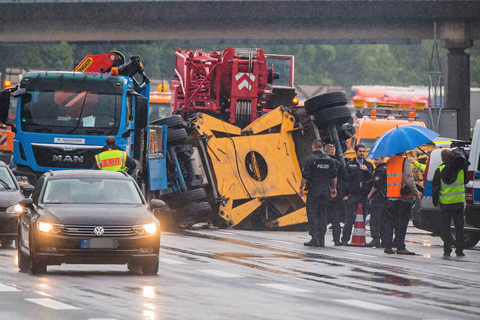 Der Anhänger sollte einen Kran transportieren, doch kippte bei einem Unfall um.