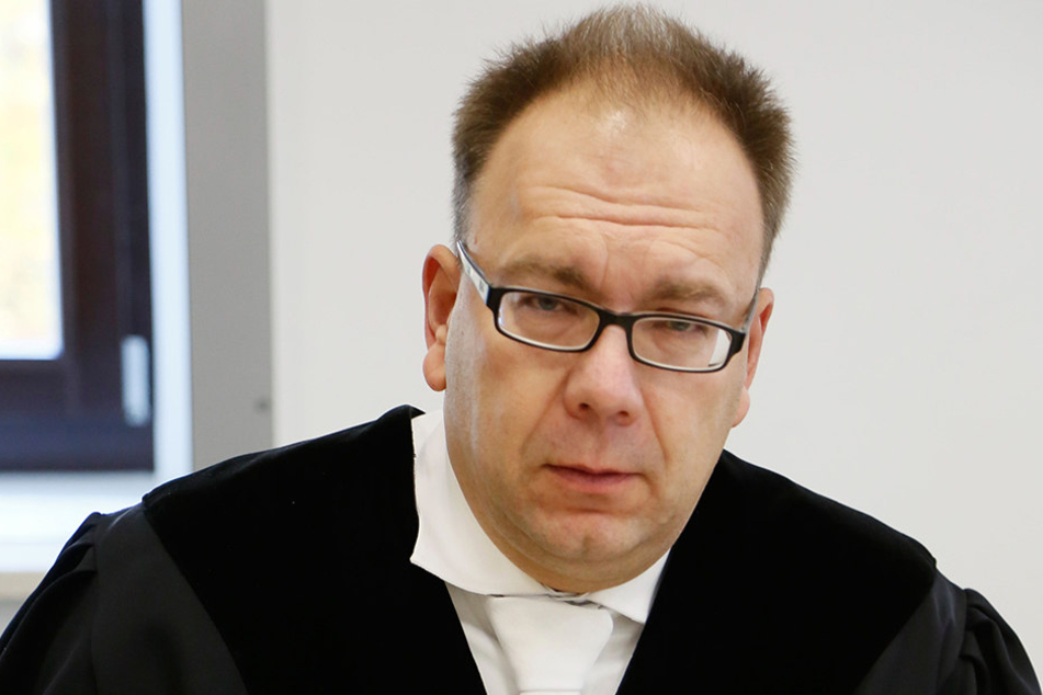 Staatsanwalt Stephan Butzkies (48) will wissen, wofür Geld an Zeugen gezahlt
wurde.