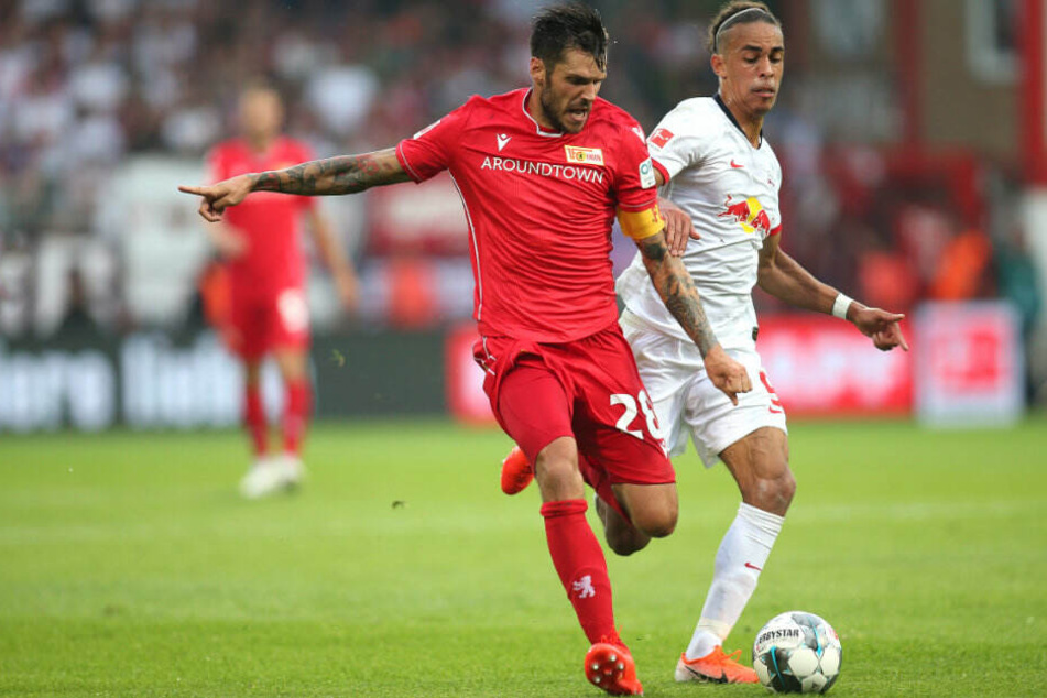 Berlins Christopher Trimmel (l) kämpft gegen Leipzigs Yussuf Poulsen um den Ball.