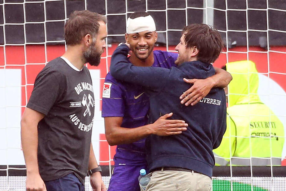 FCE-Coach Hannes Drews (r.) bedankt
sich beim kopflädierten Malcolm Cacutalua.