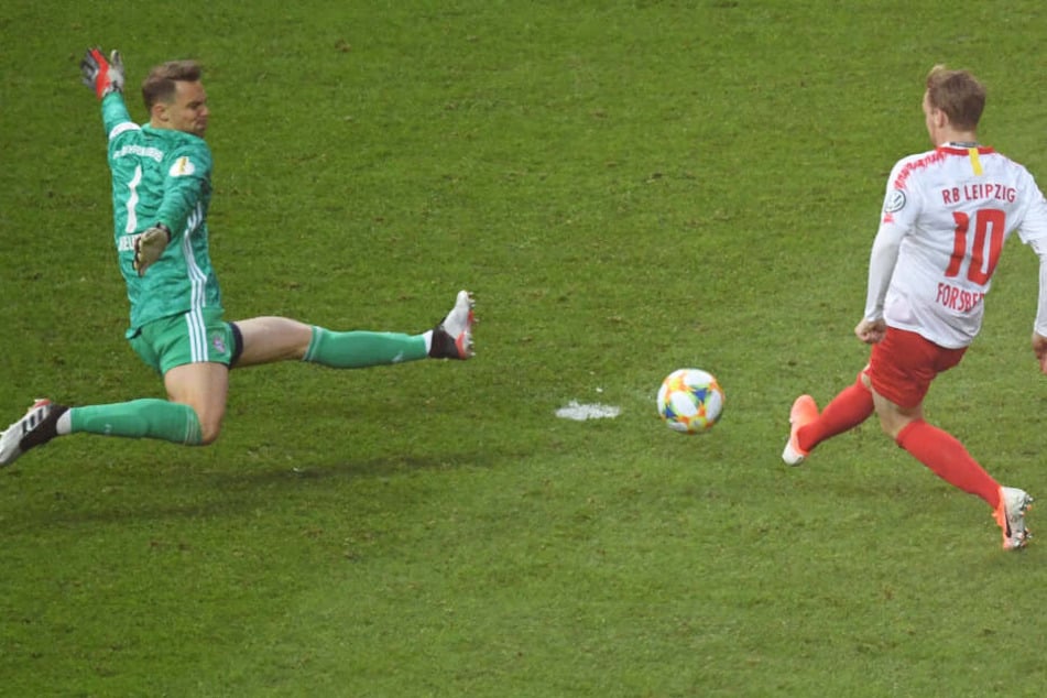 Manuel Neuer (l.) verhinderte mit einer starken Tat einen Treffer von Emil Forsberg (r.).