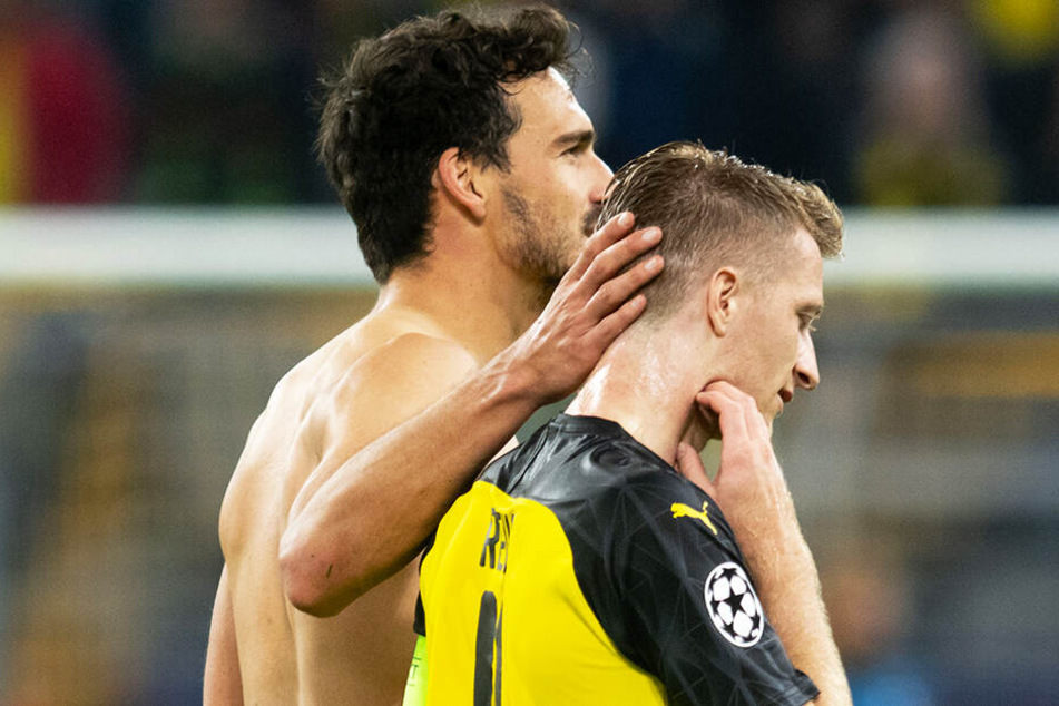 BVB-Abwehrchef Mats Hummels (l.) tröstete nach dem Spiel gegen den FC Barcelona Marco Reus, der einen Elfmeter und weitere Großchancen vergeben hatte.