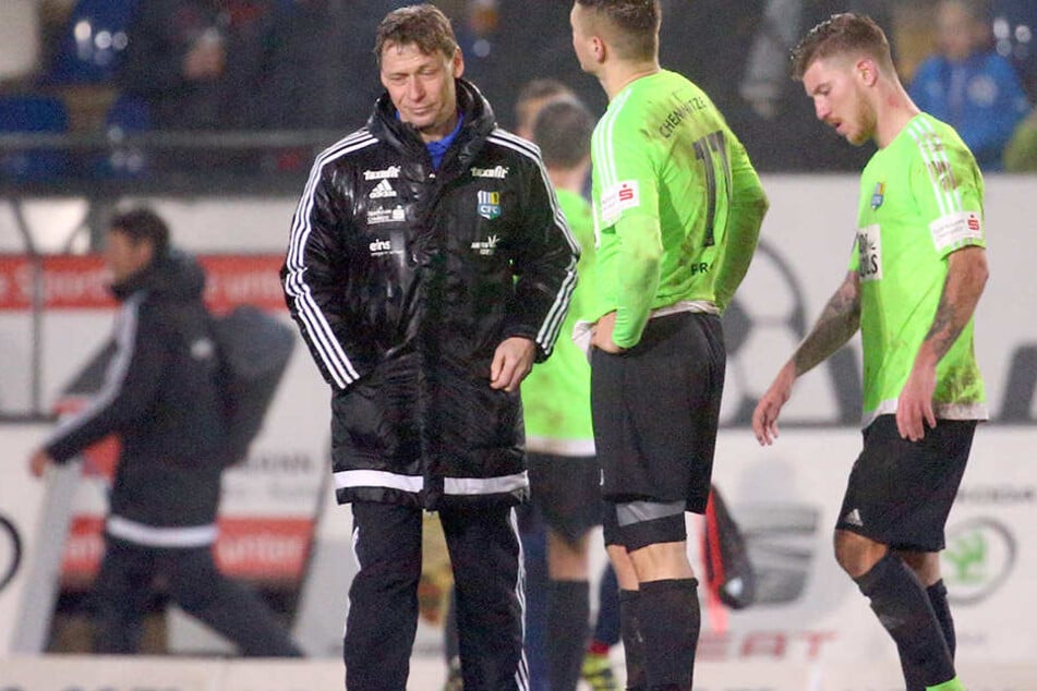 Sprachlos, ratlos, fassungslos. CFC-Trainer Köhler und seine Spieler nach der Niederlage in Lotte.