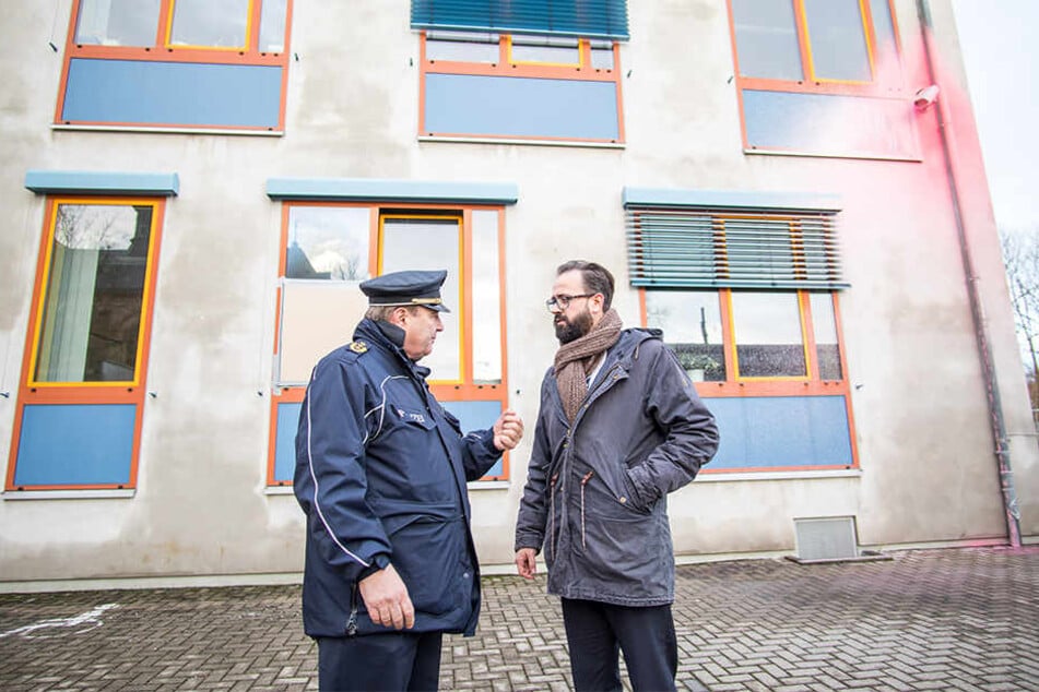 Justizminister Sebastian Gemkow (39, r.) lässt sich von Polizeichef Bernd Merbitz erklären, wie die Täter auf das Gelände kamen.