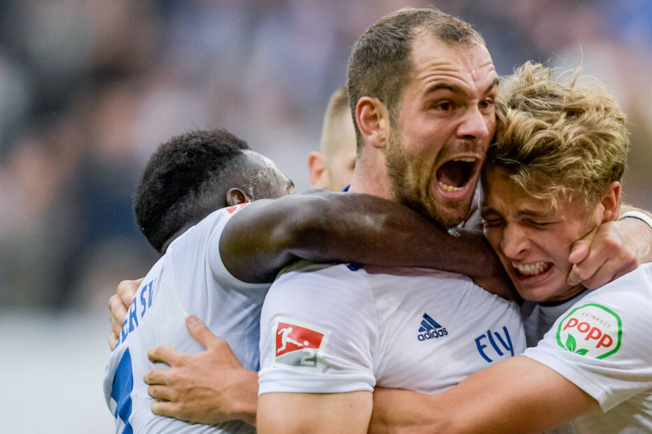 Solche Szenen will der HSV auch gegen Bielefeld zeigen: Pierre-Michel Lasogga (Mitte) feiert einen Treffer mit seinen Mannschaftskameraden.