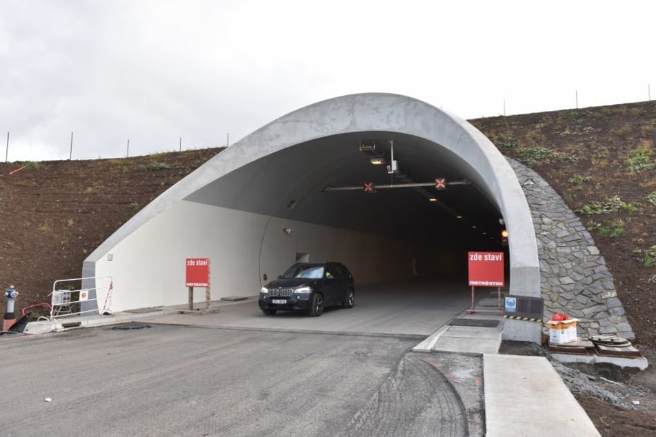 Die Tunnel im böhmischen Mittelgebirge sind bereits fertig. Doch nur ein paar
Meter weiter wackelt der Boden...