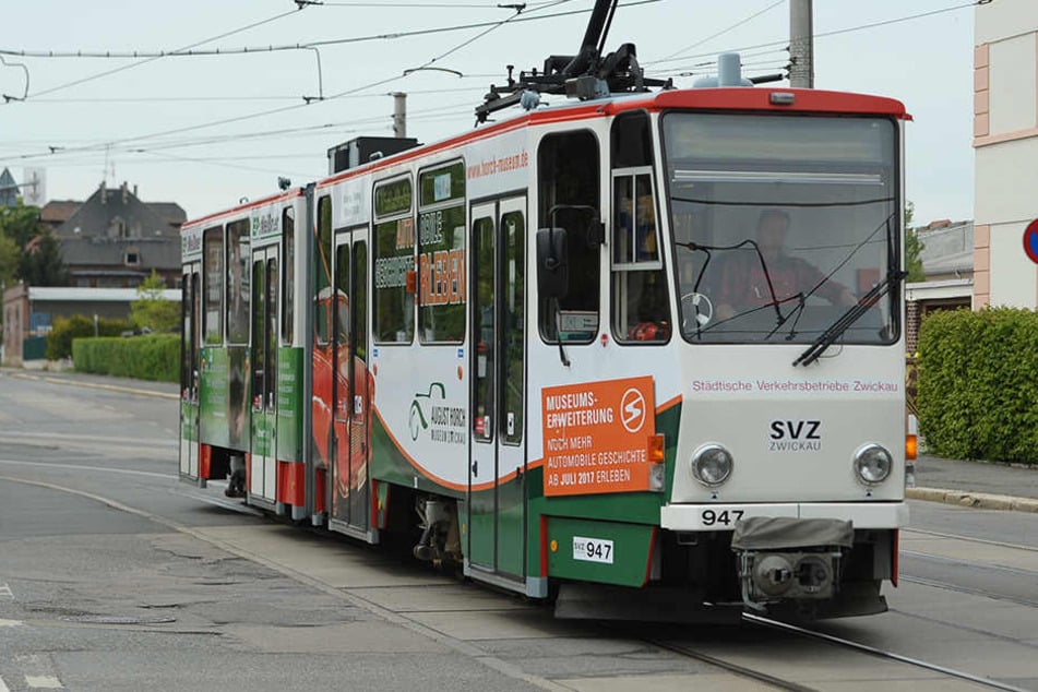 Kontrolleure erwischen den Schwarzfahrer in einer Zwickauer Straßenbahn. (Archivbild)