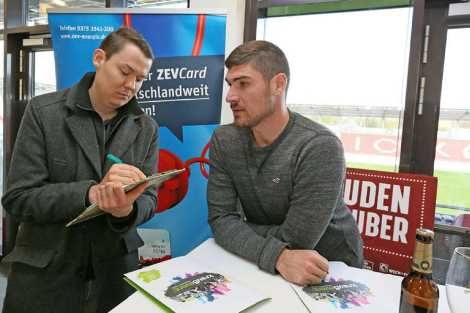 Johannes Brinkies (r.) im Gespräch mit TAG24-Reporter Michael Thiele.
