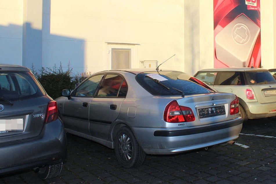 Dieser silberne Mitsubishi steht seit kurzem ohne Kennzeichen auf dem Parkplatz am Edeka-Markt.