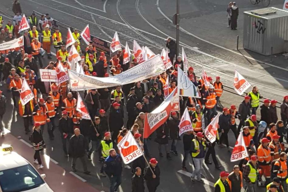 Die Teilnehmer der Braunkohle-Demo zogen durch die Kölner Innenstadt.