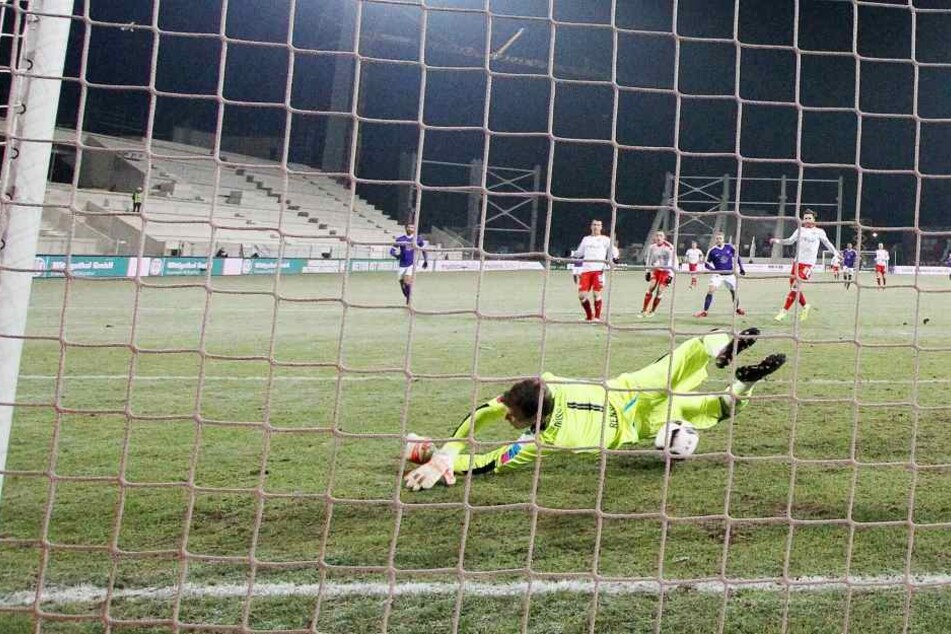 Es ist wie verhext. Auch in dieser Szene will der Ball nicht über die Linie.