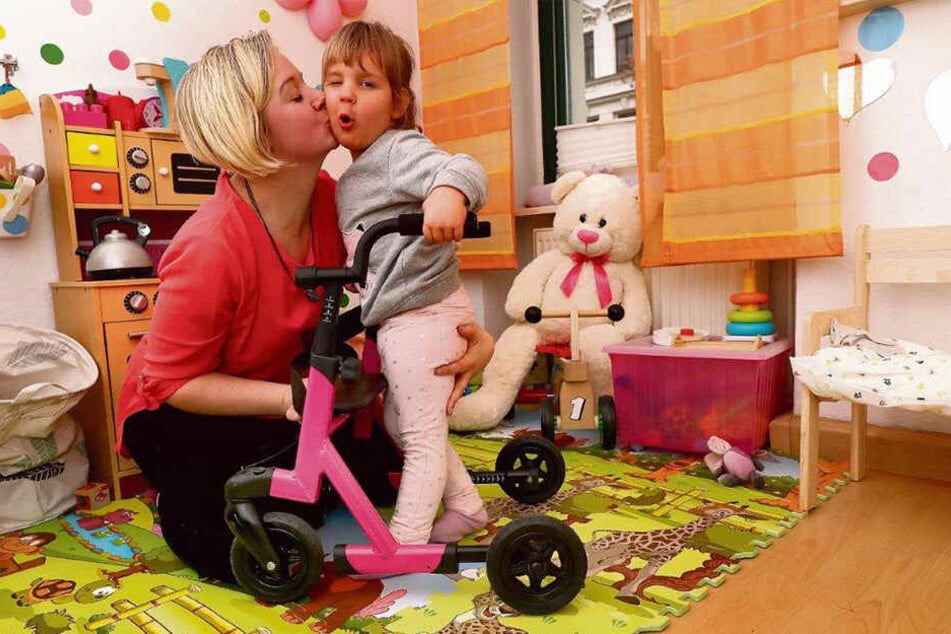 Mutterliebe ist grenzenlos: Milanka-Nicole leidet am Leigh-Syndrom, einer seltenen Erbkrankheit, die sich mit Muskelschwäche, epileptischen Anfällen und Atemstörungen bemerkbar macht.