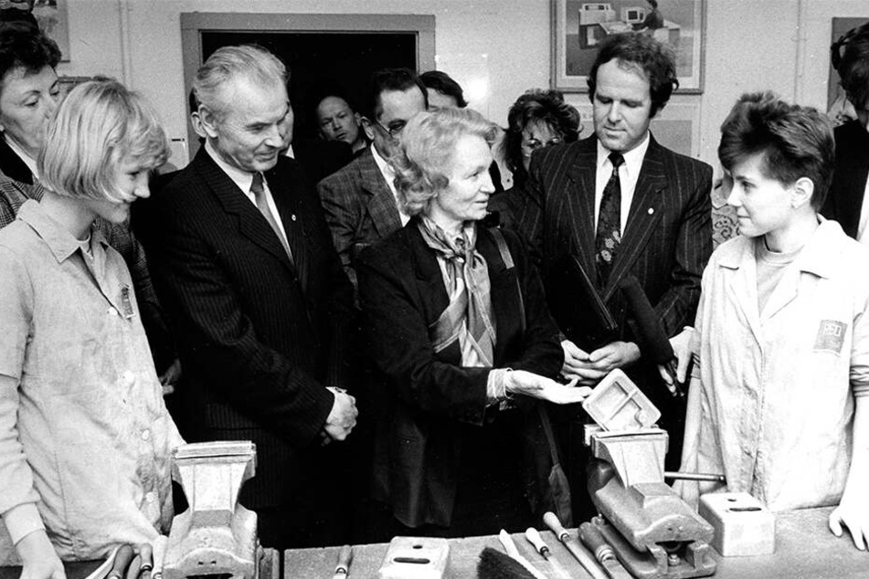 Hoher Besuch zu DDR-Zeiten: Volksbildungsministerin Margot Honecker (†89, M.) spricht im Robotron-Gelände mit einem Schüler.